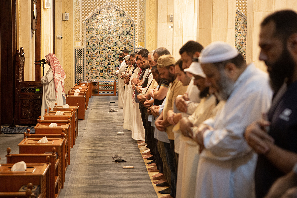 Kuwait,City,,Kuwait,-,October,25,,2023:,Muslim,Worshipers,Perform